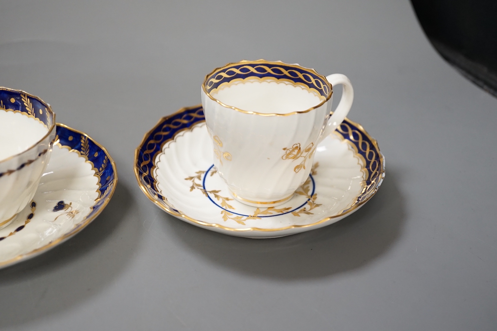 Three flight Worcester shankered teawares two coffee cup and saucers with blue borders and a teabowl and saucer similar c.1790